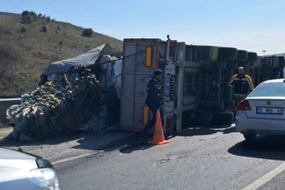 TIR devrildi, 3 yaralı..